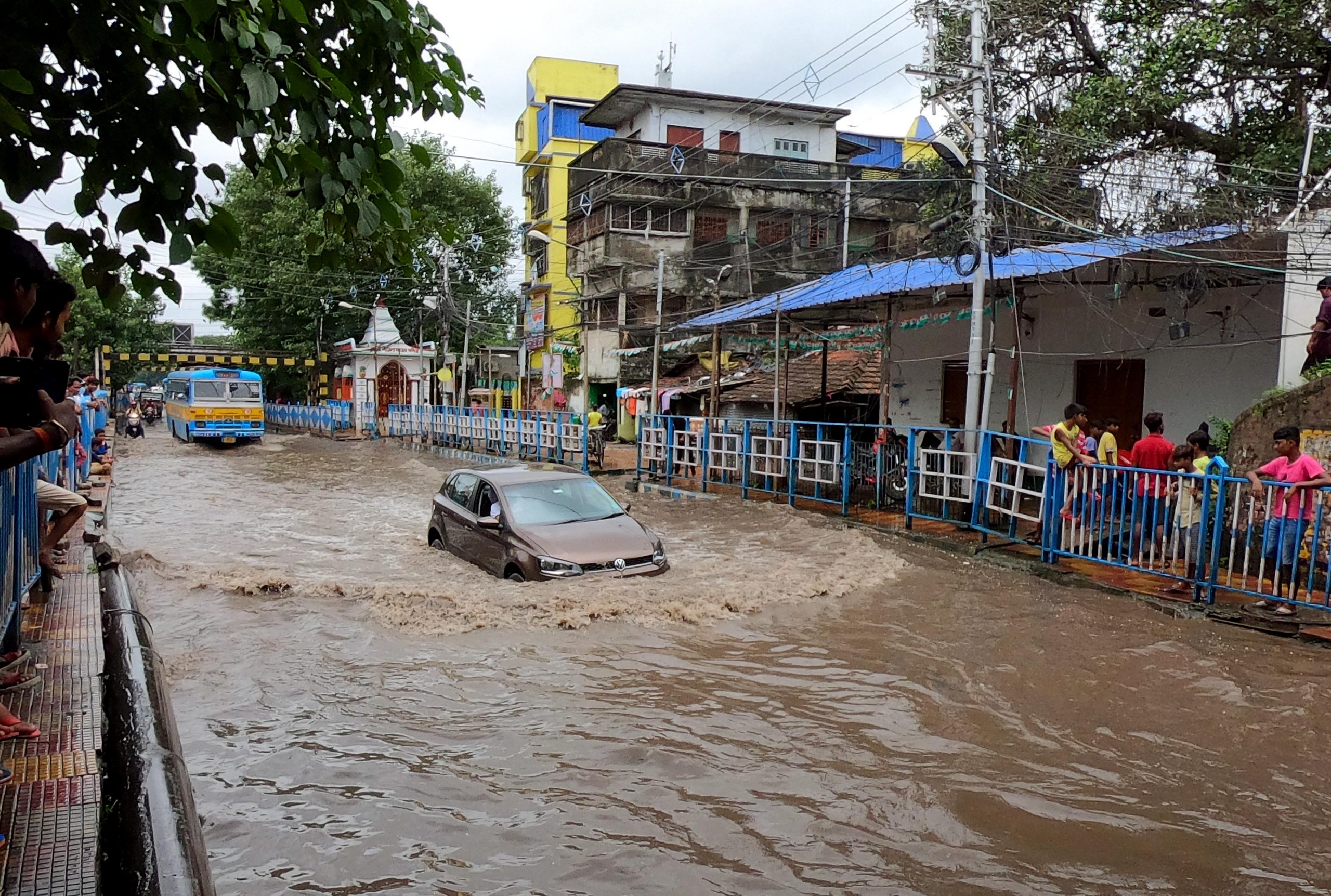 Weather West Bengal फोन चार्ज करते बच्चे सहित परिवार के 3 लोगों की मौत