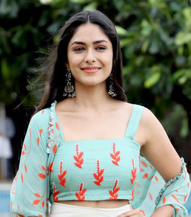 Viral Video Of Mrunal Thakur Spotted At Airport