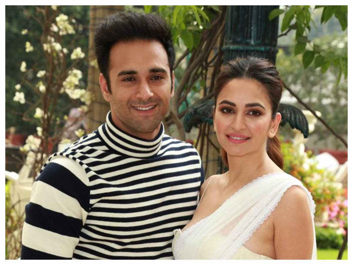 Viral Video Of Pulkit Samrat or Kriti Kharbanda Spotted At Airport