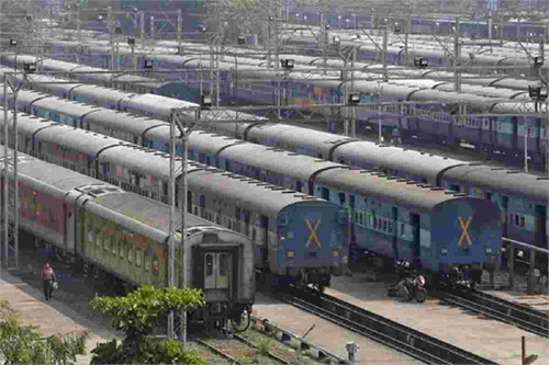 Trains Canceled उत्तराखंड में बारिश के कारण रेल ट्रैक से खिसकी मिट्टी, कई ट्रेनें रद्द