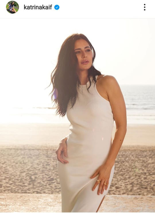 Katrina Kaif In White Dress सफेद रंग की स्लिट ड्रेस में बेहद खूबसूरत नजर आई कैटरीना कैफ