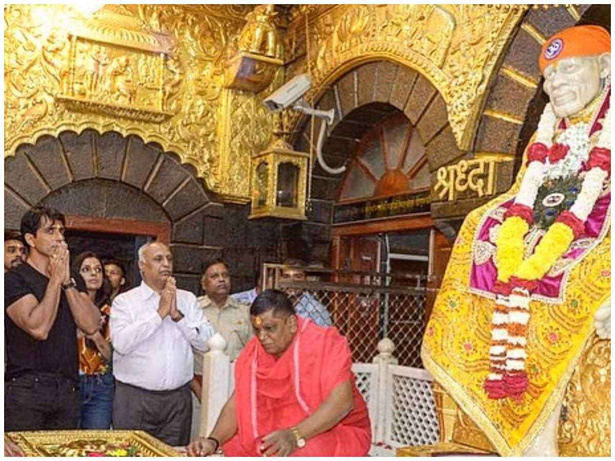 Sonu Sood अपने परिवार के साथ गए Shirdi, साईबाबा का लिया आशीर्वाद