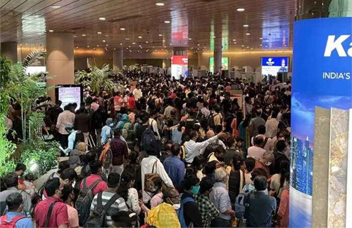 Huge Crowd at Mumbai Airport मुम्बई एयरपोर्ट पर भारी भीड़, कई यात्रियों की छूटी फ्लाइट