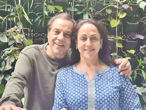 Hema Malini ने Dharmendra के साथ शेयर की प्यारी तस्वीर, फैंस बोले- बॉलीवुड बेस्ट कपल