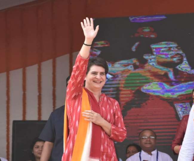 Priyanka Gandhi in Gorakhpur: योगी के गढ़ गोरखपुर में गरजीं प्रियंका, महिलाओं को मुफ्त 3 सिलेंडर, बस यात्रा का किया वादा