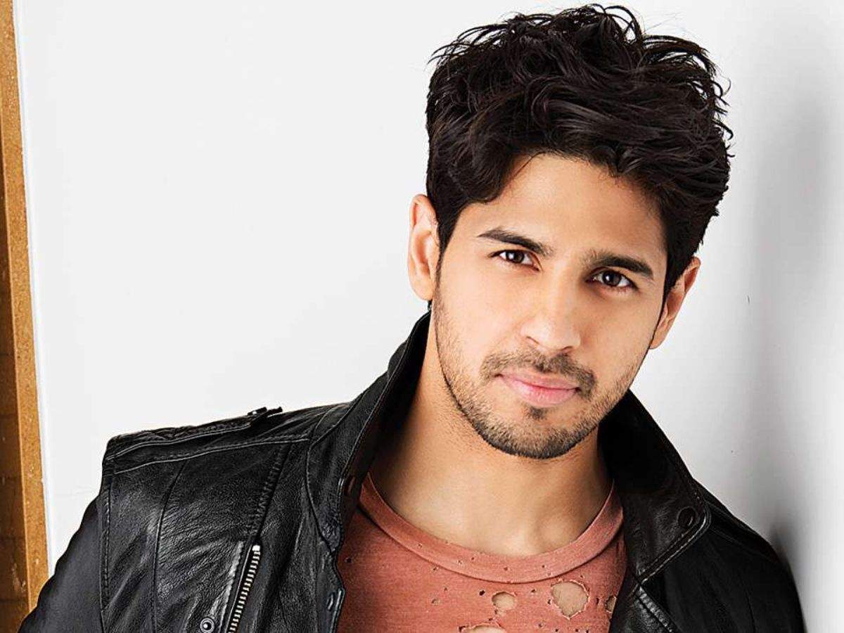 Siddharth Malhotra ने बाथटब में लेट मोमबतियों से घिरे हुए तस्वीर की शेयर