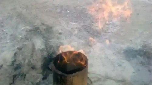 Fire Emanating From Borewell बोरवेल से निकल रही आग, प्रशासन ने किया सचेत