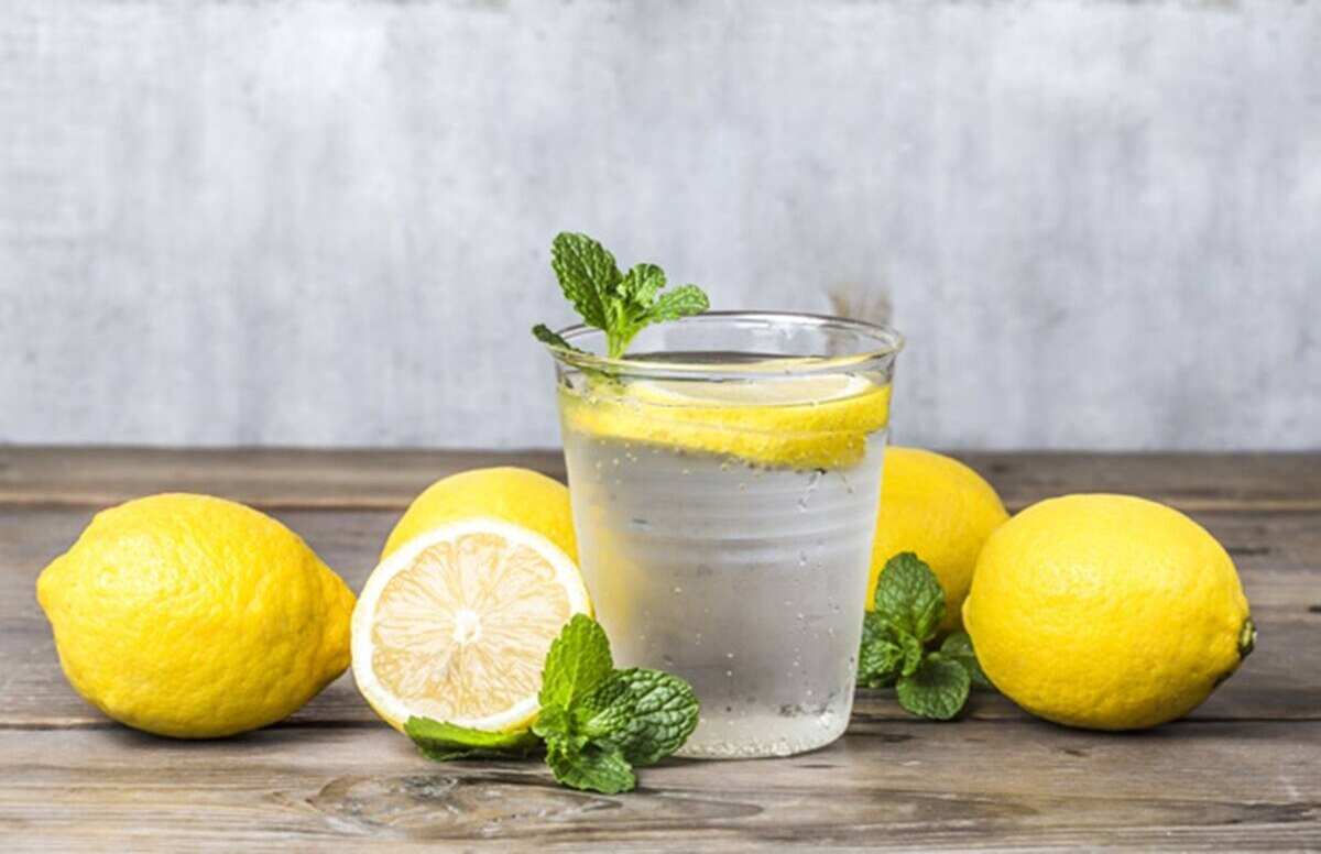 10 Benefits of Drinking Lemon Water नींबू पानी पीने के 10 फायदे