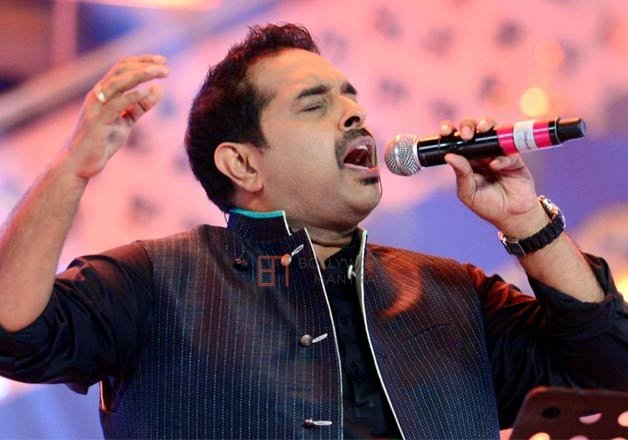 Viral Video Of Shankar Mahadevan spotted at airport