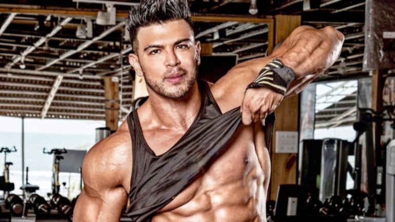 Viral Video Of Sahil Khan Spotted at Airport