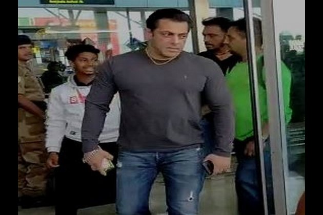 Salman Reprimands The Selfie Taker सलमान ने सेल्फी लेने वाले को लगाई फटकार, भागा फैन