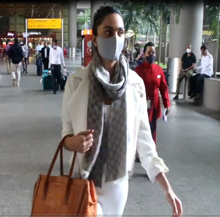 Kiara Advani Spotted At Mumbai Airport Watch Full Video Here