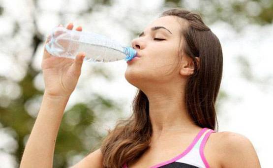 Disadvantages Of Drinking Water While Standing खड़े होकर पानी पीने के हो सकते हैं नुकसान, हो जाएं सावधान