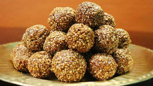 Jaggery Sesame Laddu सर्दी में इम्युनिटी बढ़ाने के लिए खाएं गुड़ तिल के लड्डू