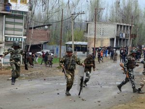 सेना पर कश्मीरियों ने किया पथराव
