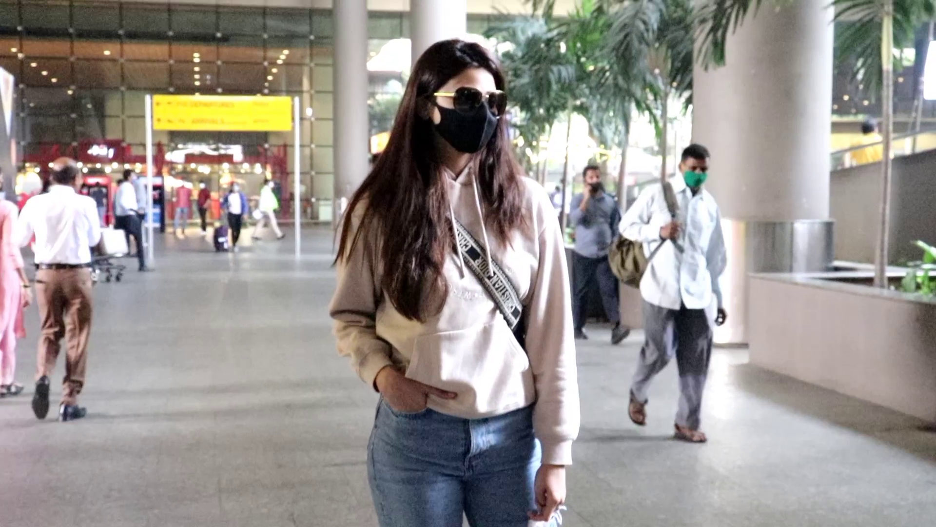 Watch Full Video Of Daisy Shah Returns From Chandigarh to Mumbai Spotted At Airport