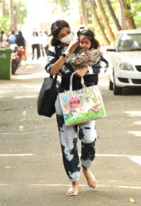 Shilpa Shetty Arrived To Pick Up Her Daughter Samisha On Her First Day Of School