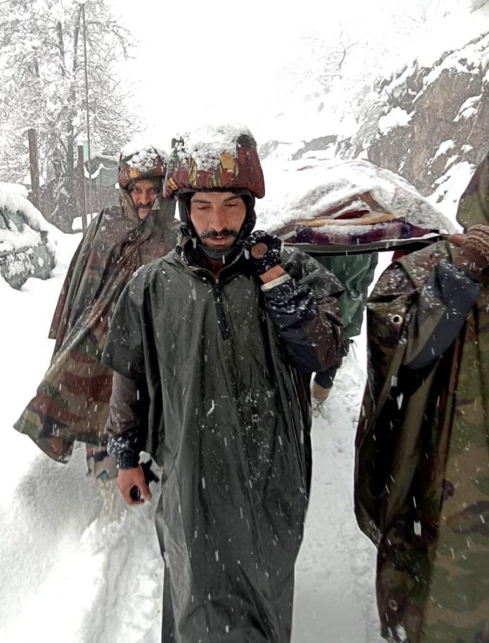 Salute India Army The pregnant was taken to the hospital by walking amidst heavy snow
