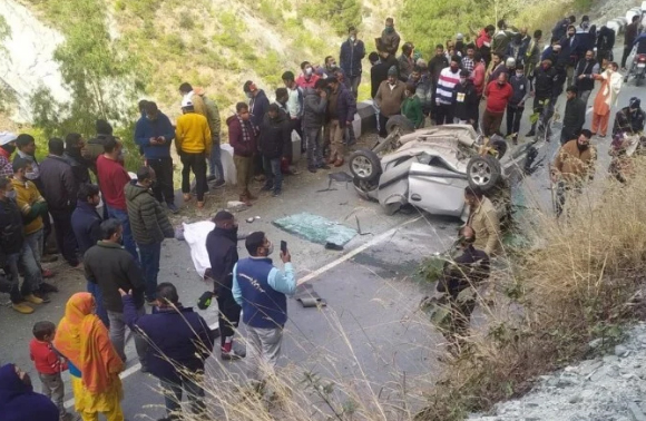 Road Accident in Himachal चंबा में सड़क से फिसली कार, खड्ड में गिरने से तीन की मौत