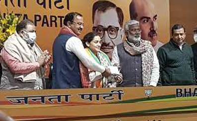 Aparna Yadav Joins BJP मुलायम की पुत्रवधू निकली योगी-मोदी की भक्त, बोली अब करूंगी राष्ट्र की आराधना