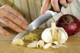 cutting the garlic