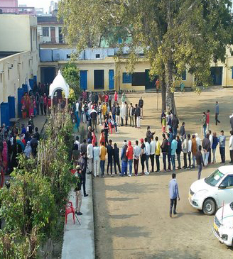 Clash Between BJP and Congress Workers in Ghaziabad रईसपुर में खराब हुई ईवीएम