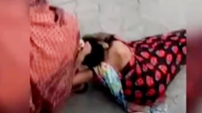 Publicly Beaten up and Dragged on the Road : सरेआम महिला को पीटने के बाद बाल पकड़कर घसीटा, वीडियो वायरल