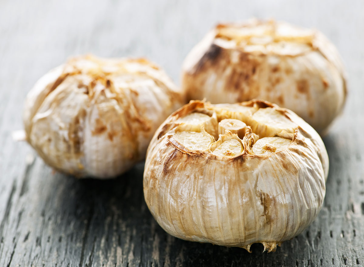 Benefits of eating roasted garlic: रात में भुना लहसुन खाने के हैं अनेकों फायदे, पुरुषों के लिए है विशेष फायदेमंद