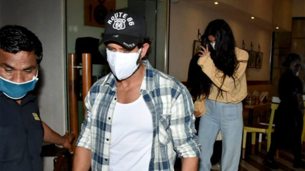 Hrithik Roshan again spotted with Saba Azad, रुमूयर गर्लफ्रेंड पर फैंस ने किये कमैंट्स, 