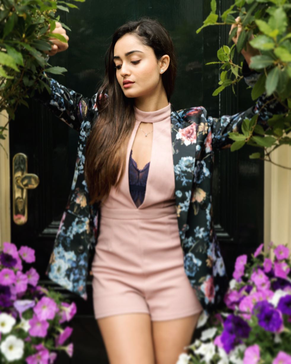 Tridha Choudhary New Bikini Photo: ठण्ड में बिकिनी पहन कर तापमान बढ़ाया, फैंस ने किये कमैंट्स