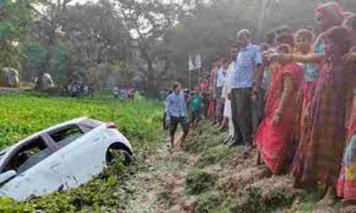 Alto Car Overturned In A Water Father And Son Died :  पानी भरे गड्ढे में आल्टो कार पलटने से पिता-पुत्र की मौत