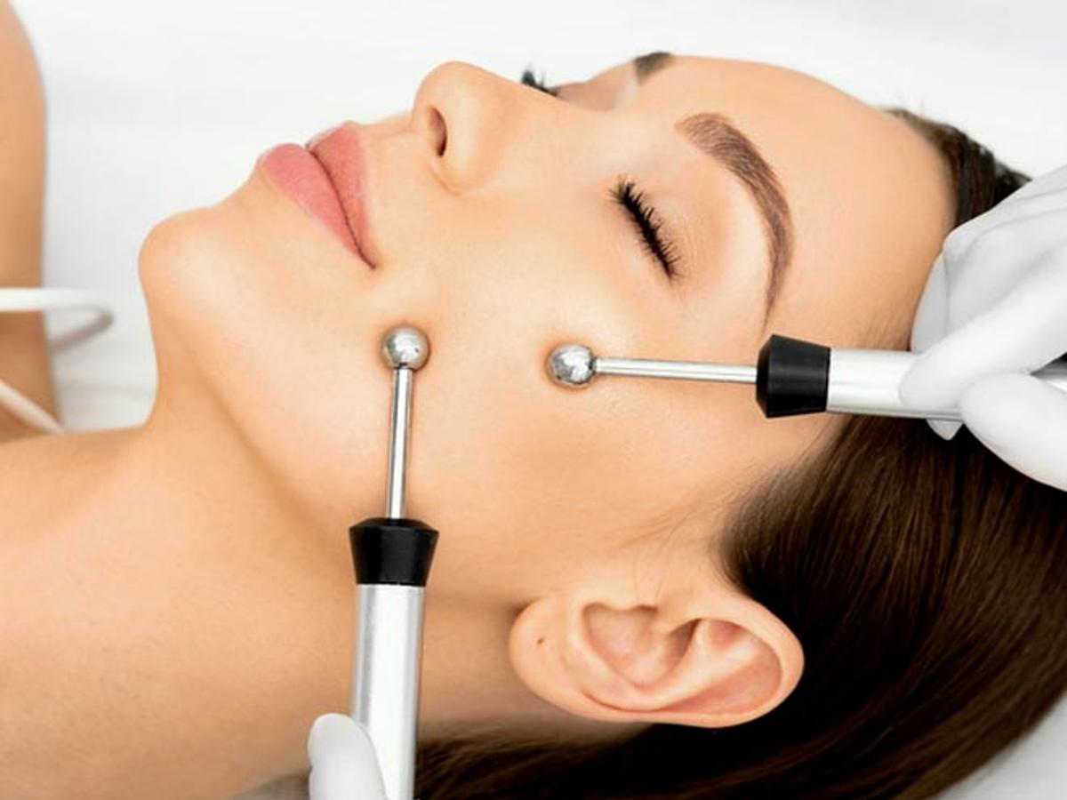 Skin Care Tool: स्किन केयर टूल से घर बैठे चमकाएं चेहरा