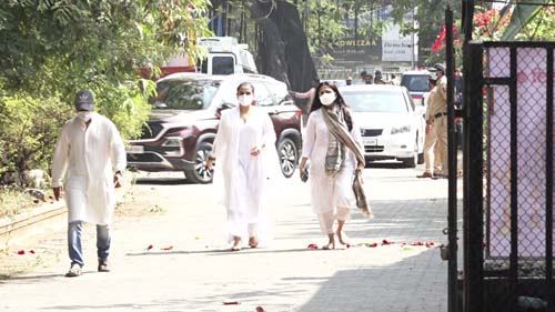 Vidya Balan Reached At Samsaan Bhoomi For Bappi Funeral