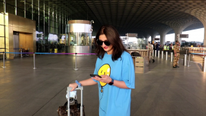 Beautiful Singer Dhvani Bhanushali Spotted at Airport