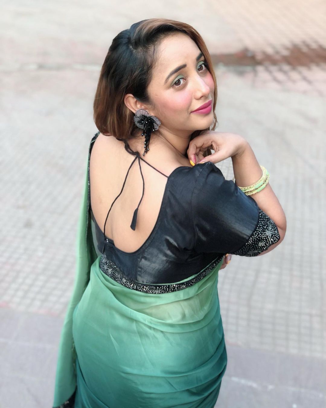 अपने ट्रेडिशनल लुक में Rani Chatterjee ने लिखा 'हम पे ये किसने हरा रंग डाला' कैप्शन, फैंस ने दिया ये मजेदार रिप्लाई