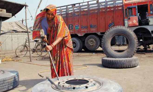 The Success Story Of Two Indian Women : मिलिए टायर रिपेयर करने वाली 31 वर्षीय आदिलक्ष्मी और ट्रक ठीक करने वाली 50 वर्षीय शांति देवी से