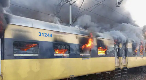 Train Catches Fire At Meerut :  देवबंद से दिल्ली आ रही पैसेंजर ट्रेन में आग, इंजन सहित दो बोगियां खाक