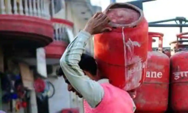 Increase LPG Gas Price : सिलेंडर ने फिर हिलाया गृहिणयों की रसोई का बजट, जानें कितने रुपए बढ़ा दाम?Cylinder again shakes the kitchen budget of housewives, know how much the price increased?