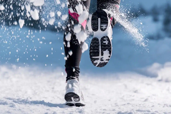 Snow Marathon : माइनस 10 डिग्री तापमान में भी नहीं डगमगाए हौसले, बर्फ में लगाई दौड़