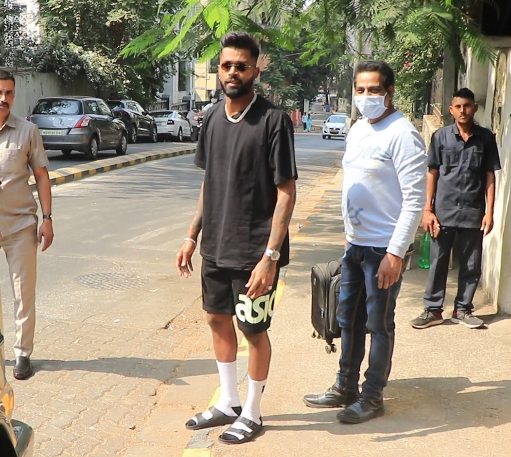 Hardik Pandya Snapped At Hakim Alim Salon In Bandra Exclusive