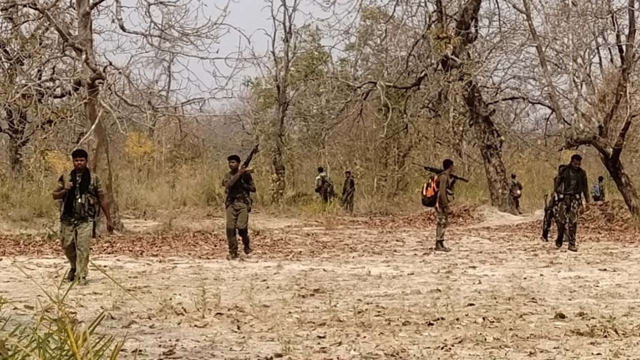 छत्तीसगढ़ के बीजापुर में नक्सली हमले में 4 पुलिसकर्मी घायल Naxal Attack in Chhattisgarh's Bijapur