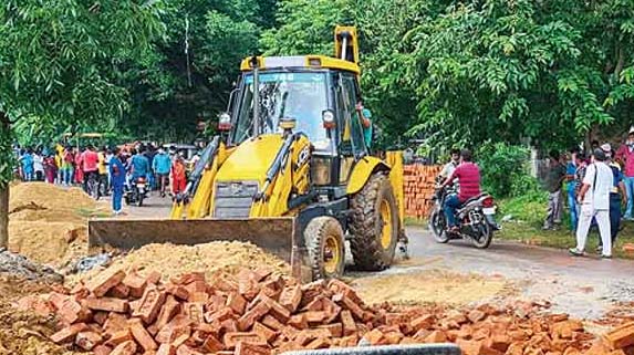 cleared the way in the village : जौनपुर में फिर चला बाबा का बुलडोजर बम