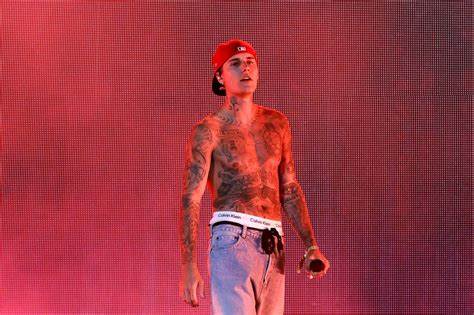 Coachella 2022 Justin Bieber Performance : जस्टिन बीबर ने लाइव परफॉरमेंस के दौरान उतारी शर्ट , फैंस हुए पागल