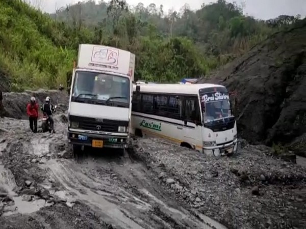 असम के दीमा हसाओ में भूस्खलन से एनएच-54ई पर यातायात प्रभावित Landslides in Assam's Dima Hasao