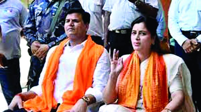 MP Navneet Rana and Her MLA Husband Ravi Rana Jailed