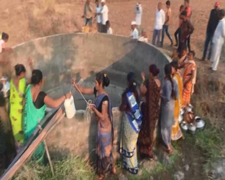 Maharashtra water shortage in Nashik women risk lives to fetch drinking water
