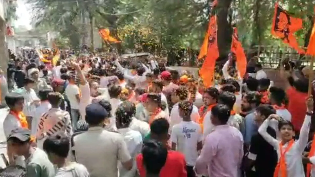 Processions Taken Out On Hanuman Jayanti in Delhi : एक जगह बरसाए गए फूल, दूसरी जगह हुआ बवाल