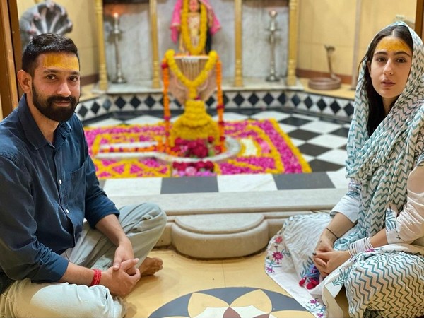 Sara Ali Khan, Vikrant Massey In Nageshwar Jyotirlinga Temple 'गैसलाइट' की शूटिंग के बीच गुजरात के नागेश्वर ज्योतिर्लिंग मंदिर पहुंचे सारा अली खान, विक्रांत मैसी