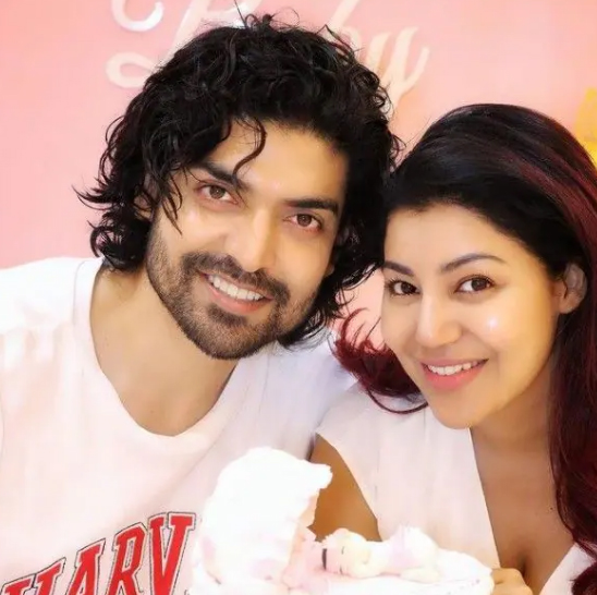 Gurmeet Choudhary And Debina Welcome Daughter At Home गुब्बारों और केक के साथ किया बेटी का स्वागत