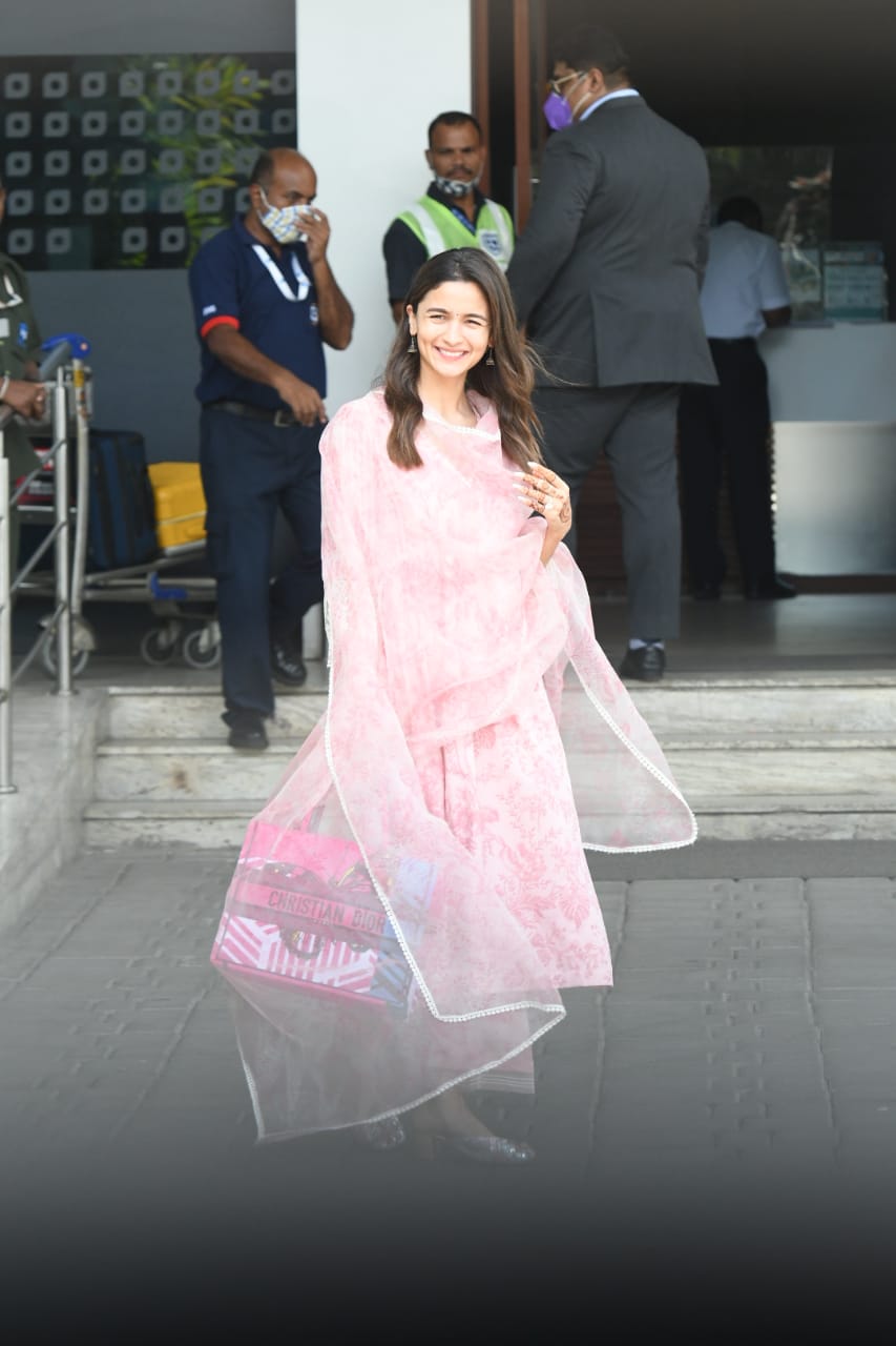 NewlyWeds Alia Bhatt Spotted At Airport